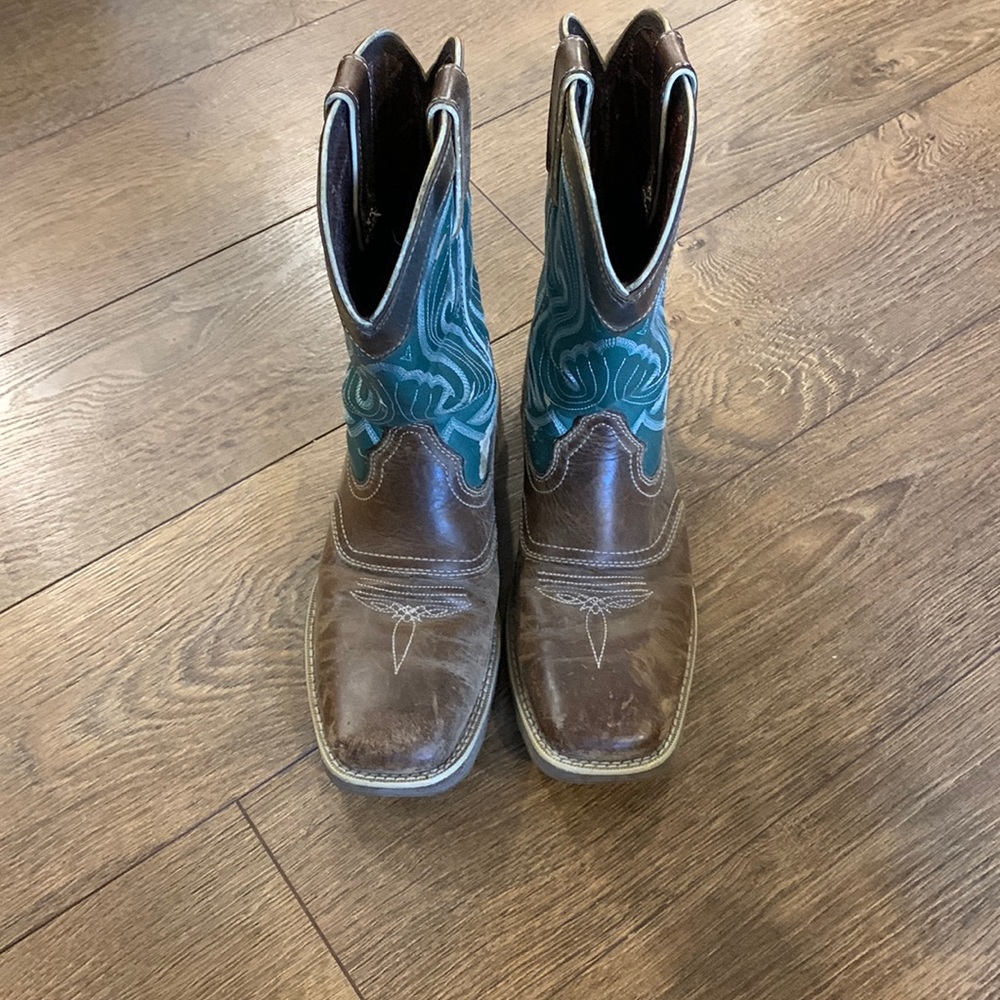 Women’s Durango size 7 western boot. Tan/emerald